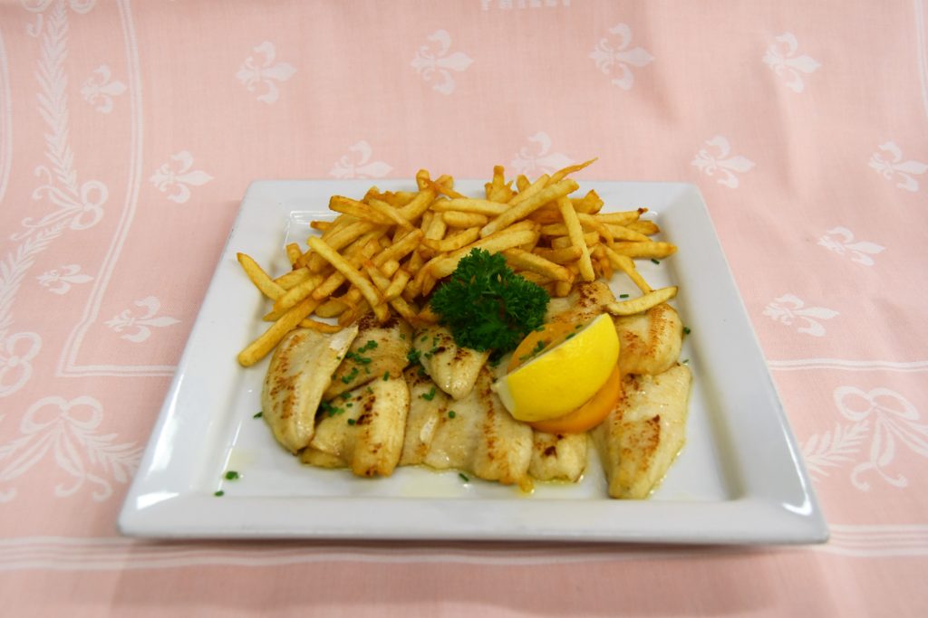 Filets de perche sur assiette Auberge La FleurdeLys